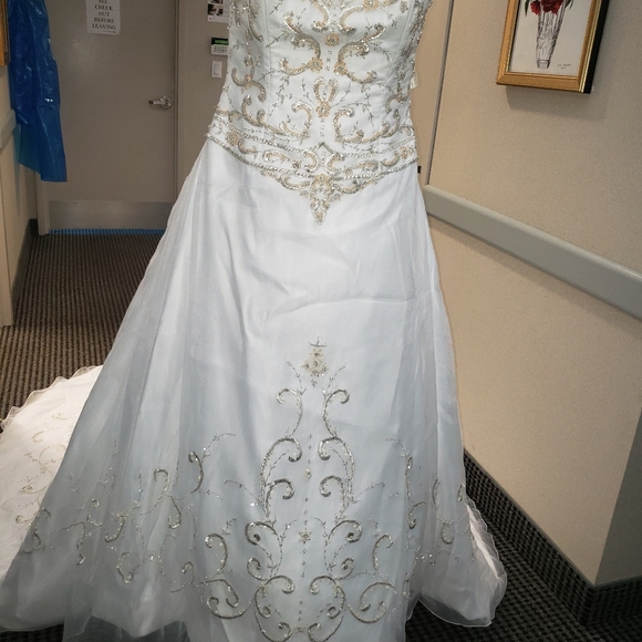 Wedding dress - Picture 1 of 7